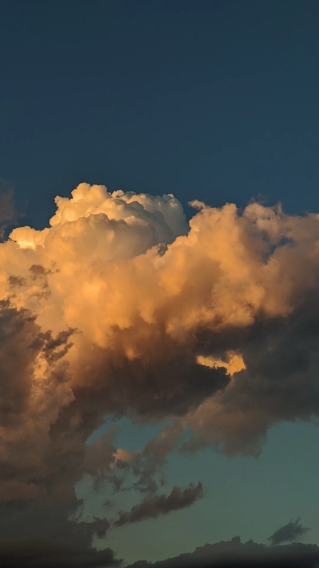 Grandi nuvole illuminate dalla luce del tramonto